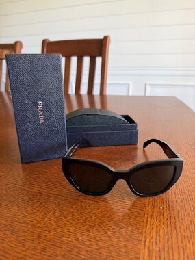 Prada Sunglasses like new!! Worn twice SPR A09 
Black